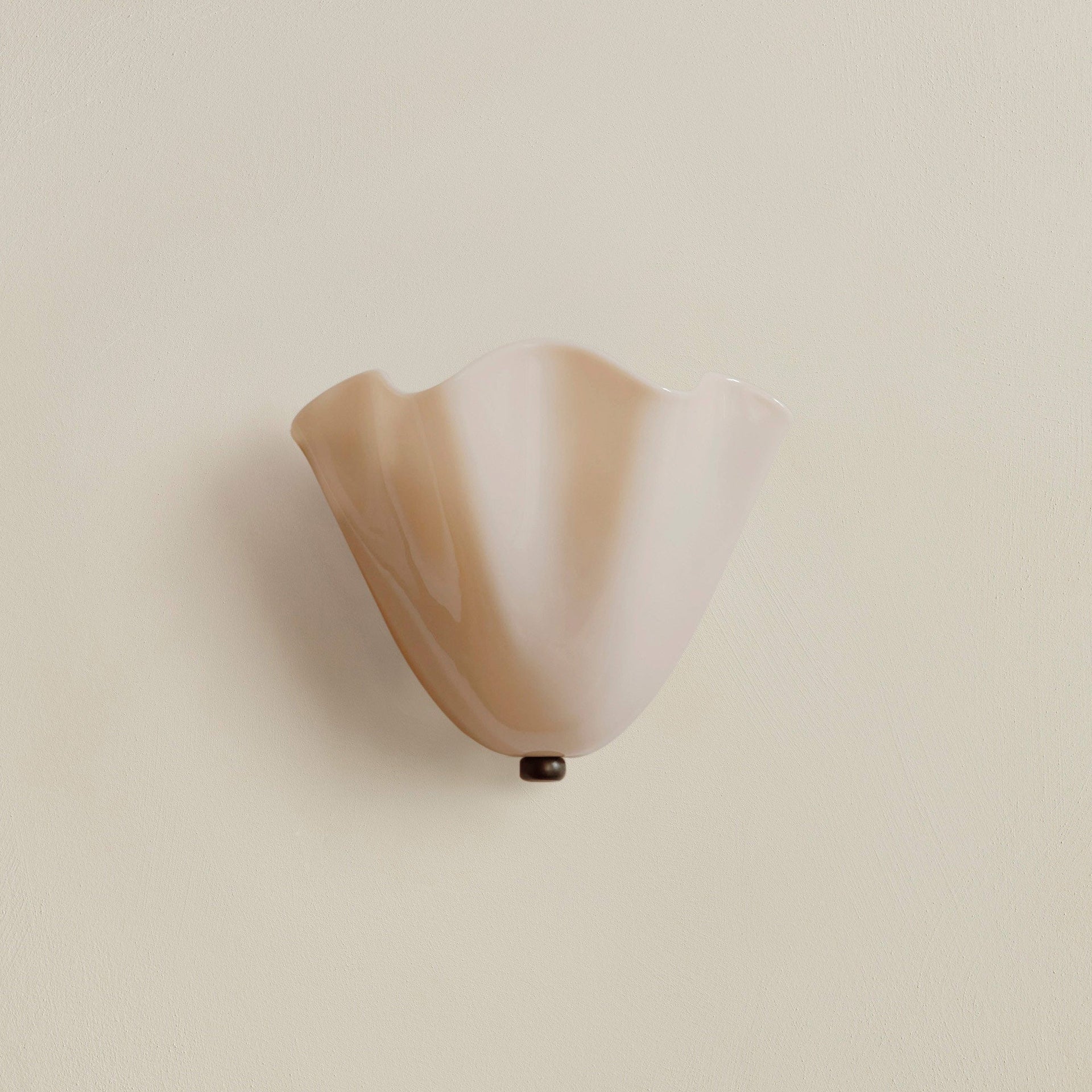 Brionna - Retro Wall Lamp of Colored Glass in Skirt-Shaped Shell Motif