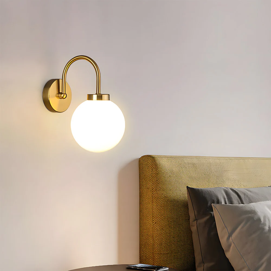 Licinia – Vintage Wall Lamp Glass Globe