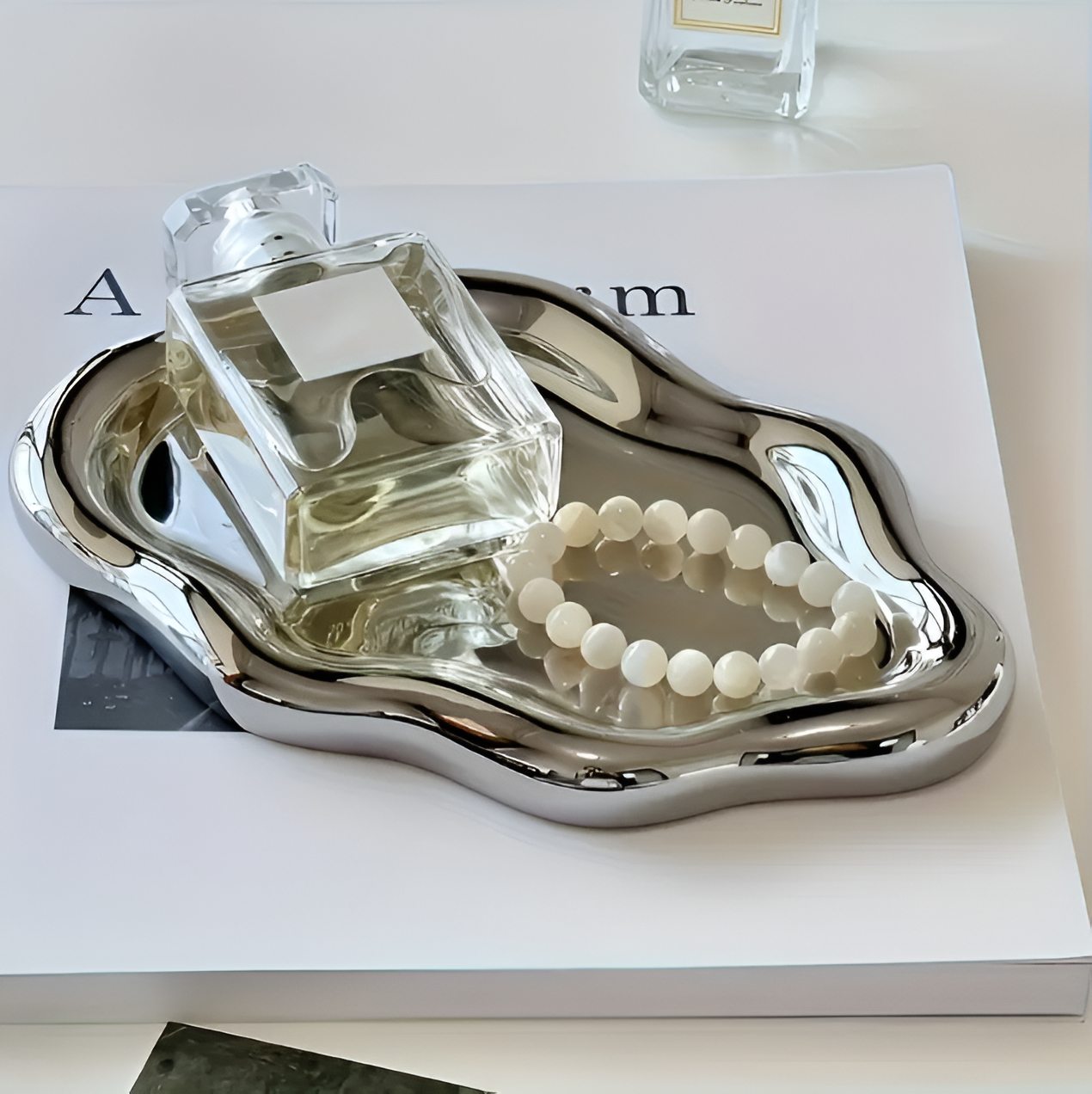 Neranthe - Elegant White Ceramic Jewelry Tray