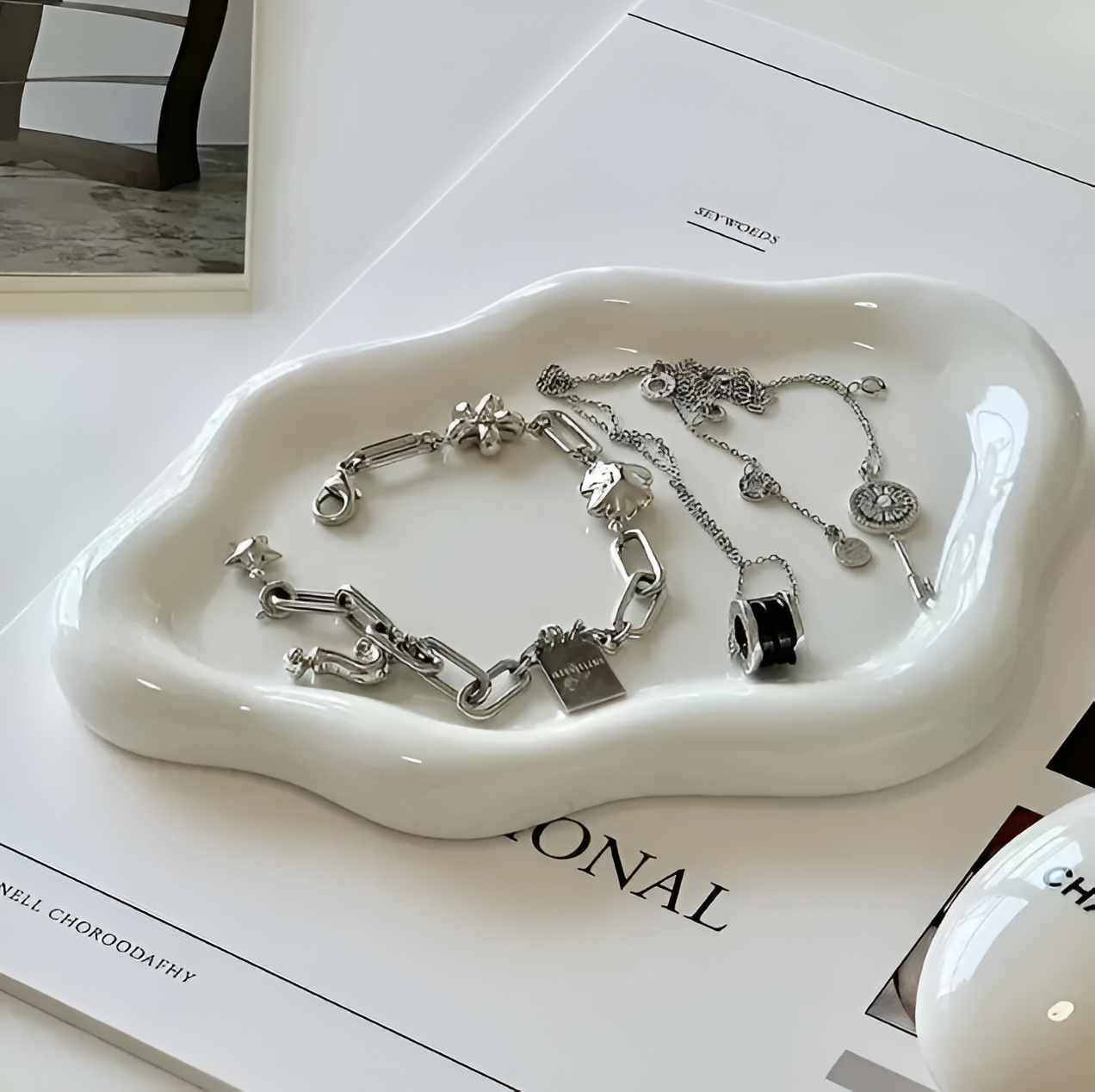 Neranthe - Elegant White Ceramic Jewelry Tray