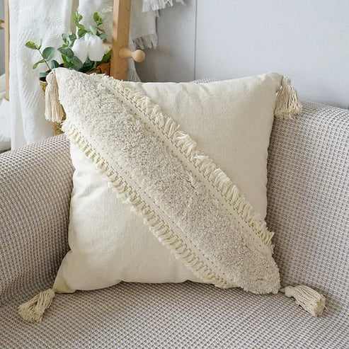 Caelenae – Decorative Cushion with Textured Pattern and Fringe